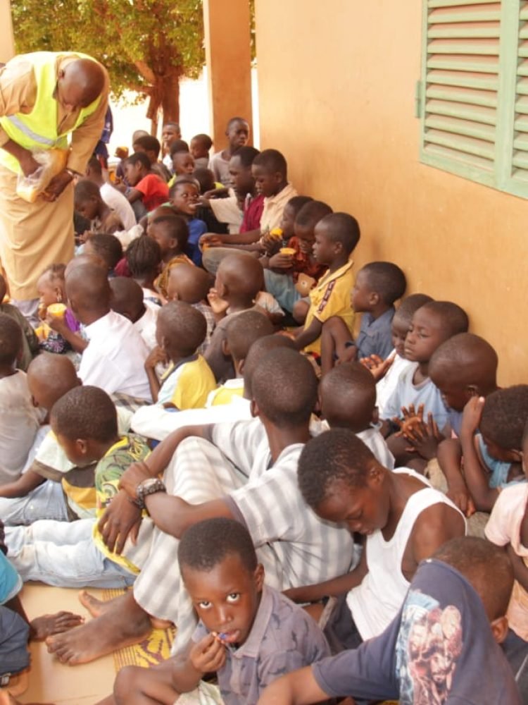 Don de fournitures scolaires pour les enfants du centre coranique